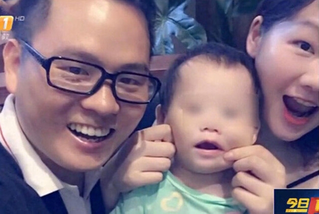 Bé gái 1 tuổi nguy kịch khi được mẹ tắm cho bằng vòi hoa sen - Ảnh 1.