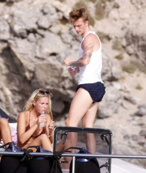 Trai đẹp Marco Reus và bạn gái siêu mẫu diễn cảnh nóng trên du thuyền - Ảnh 1.