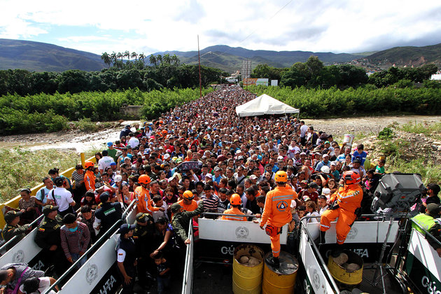 Để tìm thức ăn và thuốc uống, hàng chục nghìn người Venezuela đã vượt biên sang Colombia - Ảnh 1.