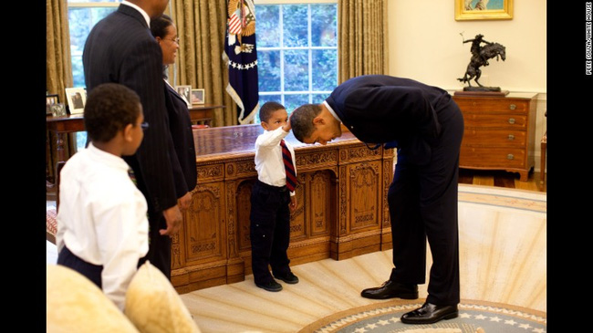 Câu chuyện phía sau bức ảnh cậu bé 5 tuổi khiến Tổng thống Obama phải cúi đầu - Ảnh 1.