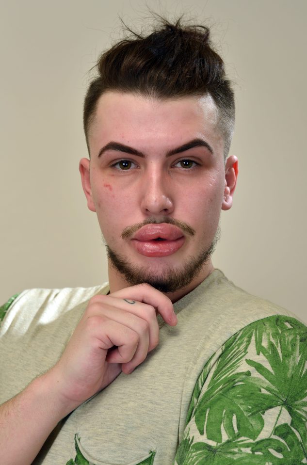 2 phi&ecirc;n bản của Kim Kardashian c&atilde;i nhau ch&iacute; ch&oacute;e tr&ecirc;n Facebook về việc phẫu thuật thẩm mỹ - Ảnh 1.