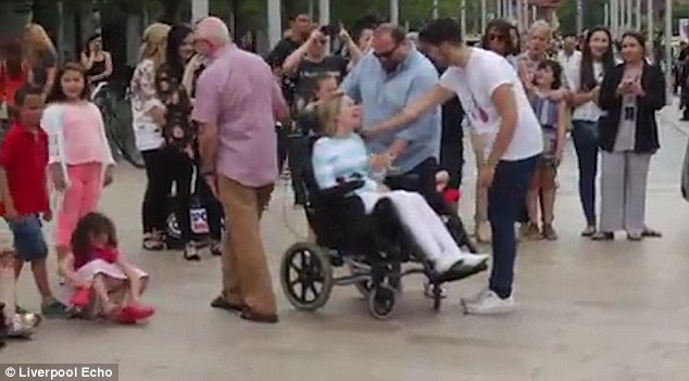 Màn flashmob cảm động nhất thế giới của người chồng dành tặng cho người vợ tật nguyền - Ảnh 2.