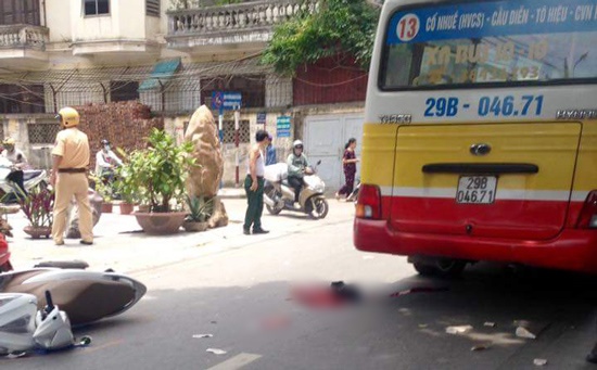 H&agrave; Nội: C&ocirc; g&aacute;i trẻ bị xe bu&yacute;t c&aacute;n chết thảm tr&ecirc;n đường  - Ảnh 1.