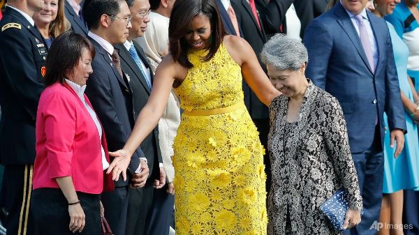 Vợ &ocirc;ng L&yacute; Hiển Long gặp đệ nhất phu nh&acirc;n Mỹ Michelle Obama chỉ d&ugrave;ng t&uacute;i 10USD do sinh vi&ecirc;n Singapore thiết kế - Ảnh 1.