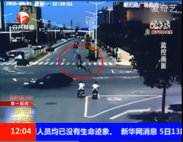 Kh&ocirc;ng chịu dừng đ&egrave;n v&agrave;ng, 2 nam thanh ni&ecirc;n Trung Quốc phải nhận c&aacute;i kết đau thương - Ảnh 2.