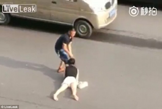 Trung Quốc: cô gái bị túm tóc kéo lê xềnh xệch trên đường quốc lộ, mọi người đi qua ngoảnh mặt làm ngơ - Ảnh 2.