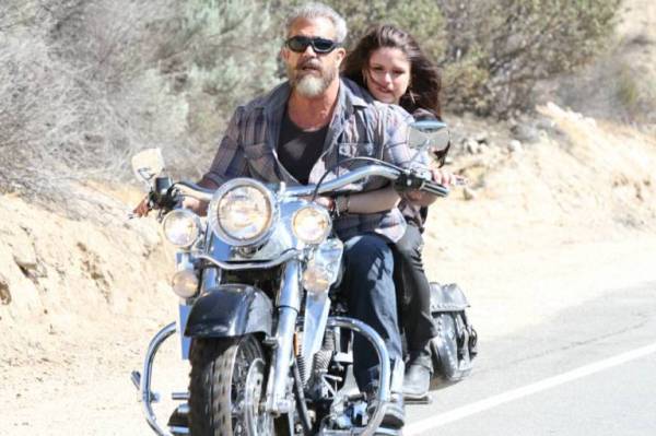 Già gân Mel Gibson vừa bắn súng vừa đua xe máy vù vù trong Blood Father - Ảnh 2.