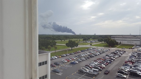 Tên lửa Falcon 9 bất ngờ phát nổ tại Mỹ - Ảnh 2.