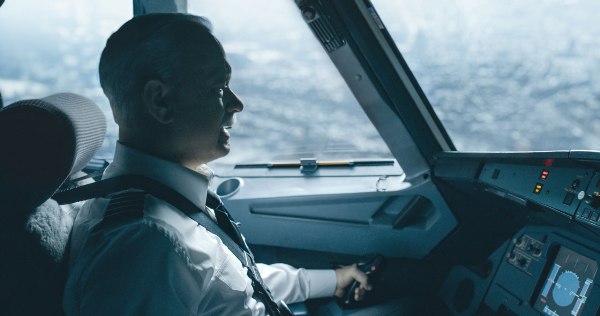 Thót tim xem Tom Hanks lái Airbus A320 hạ cánh xuống sông trong Sully - Ảnh 2.