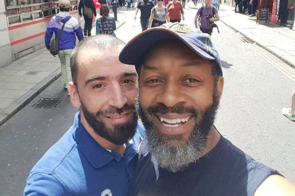 Cặp đôi nam bị đuổi khỏi xe buýt vì là người đồng tính - Ảnh 1.
