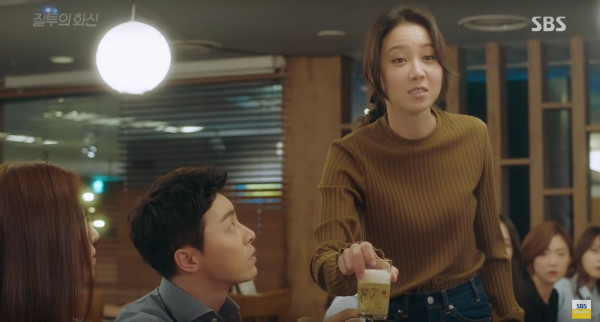 “Jealousy Incarnate”: Gong Hyo Jin thay mặt Jo Jung Suk mà uống cả bàn rượu - Ảnh 1.