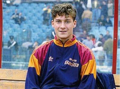 Google, eBay thậm ch&iacute; chưa ra đời khi Totti c&oacute; trận đấu ra mắt AS Roma - Ảnh 1.