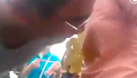 Những tr&ograve; chơi team building g&acirc;y đỏ mặt của c&aacute;c c&ocirc;ng ty: H&agrave;i hước, giải tr&iacute; hay th&ocirc; tục, v&ocirc; duy&ecirc;n? - Ảnh 1.