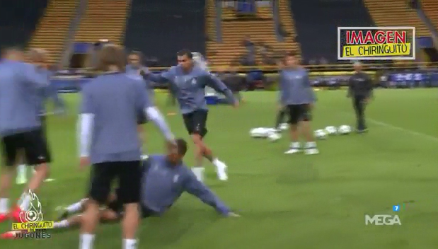 Cristiano Ronaldo chửi rủa và ăn chân đồng đội - Ảnh 4.