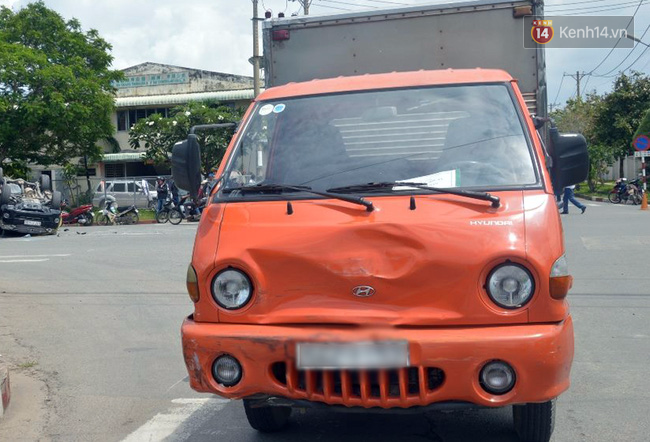 Ô tô 7 chỗ bị xe tải húc lật ngửa ở Sài Gòn, 2 người mắc kẹt hoảng loạn kêu cứu - Ảnh 2.