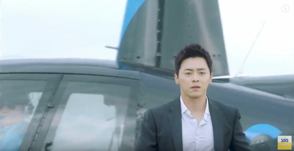 “Jealousy Incarnate”: Jo Jung Suk bước xuống từ trực thăng giải cứu Gong Hyo Jin - Ảnh 1.