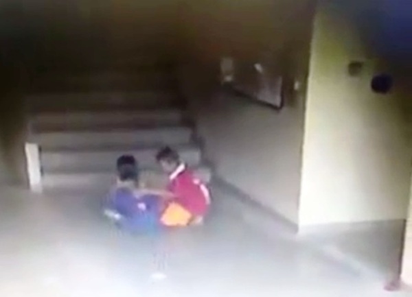 Thái Lan: Người đàn ông đánh đập dã man cậu bé 7 tuổi vì tội bắt nạt con trai mình - Ảnh 2.