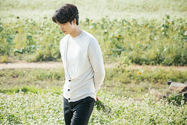 Sau &ldquo;Train To Busan&rdquo;, Gong Yoo tấn c&ocirc;ng m&agrave;n ảnh nhỏ c&ugrave;ng Kim Go Eun - Ảnh 1.