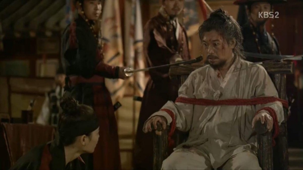 Moonlight: “Chô-ha” Park Bo Gum bị cận thần bất ngờ kề dao vào cổ - Ảnh 1.