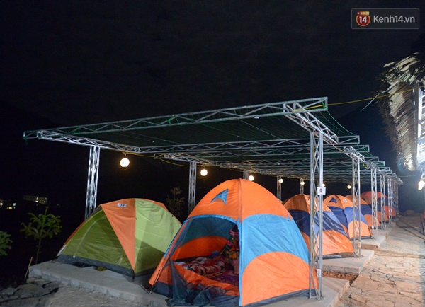 Chùm ảnh: 140 lều phục vụ du khách về đón lễ hội tam giác mạch - Ảnh 1.