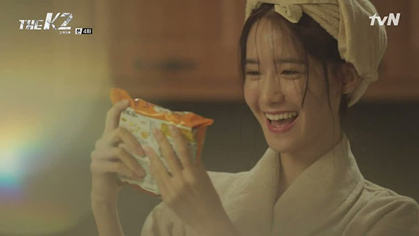 Quảng cáo mỳ ramyun của Yoona trong “K2” có phải quá lố? - Ảnh 1.