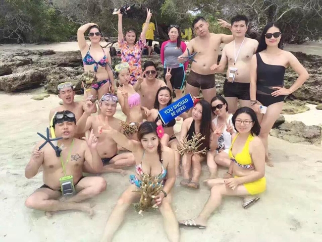 Du khách Trung Quốc bị chỉ trích vì lôi sao biển, san hô lên bờ để chụp ảnh - Ảnh 1.