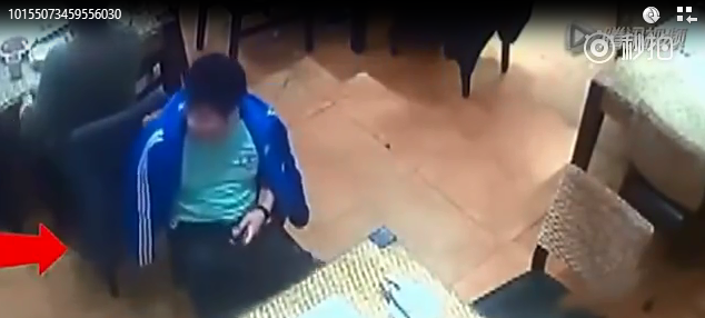 Video lật tẩy chiêu trò ăn cắp vô cùng tinh vi của những kẻ gian tại các nhà hàng Trung Quốc - Ảnh 2.