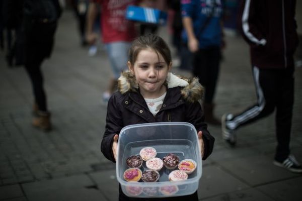 Anh: Cô bé 5 tuổi tự tay nướng bánh ngọt để phân phát cho người vô gia cư - Ảnh 2.