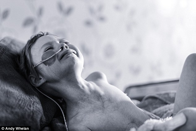 Bức ảnh bé gái 4 tuổi gồng mình chiến đấu với căn bệnh ung thư khiến ai cũng nhói lòng - Ảnh 2.