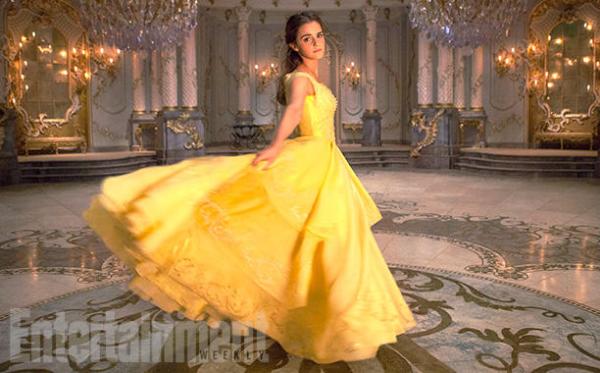 Emma Watson đẹp lộng lẫy với chiếc váy vàng thần thánh trong Beauty and the Beast - Ảnh 1.