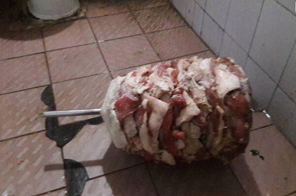 Xiên thịt doner kebab nằm chỏng chơ trong toa lét bẩn chờ nướng - Ảnh 1.
