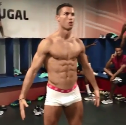 Ronaldo mặc độc mỗi quần lót, đứng bất động như tượng - Ảnh 2.