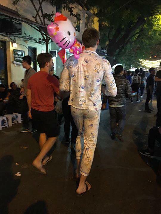 Hai chàng Soái Tây mặc đồ Hello Kitty trên phố đi bộ Hà Nội - Ảnh 4.