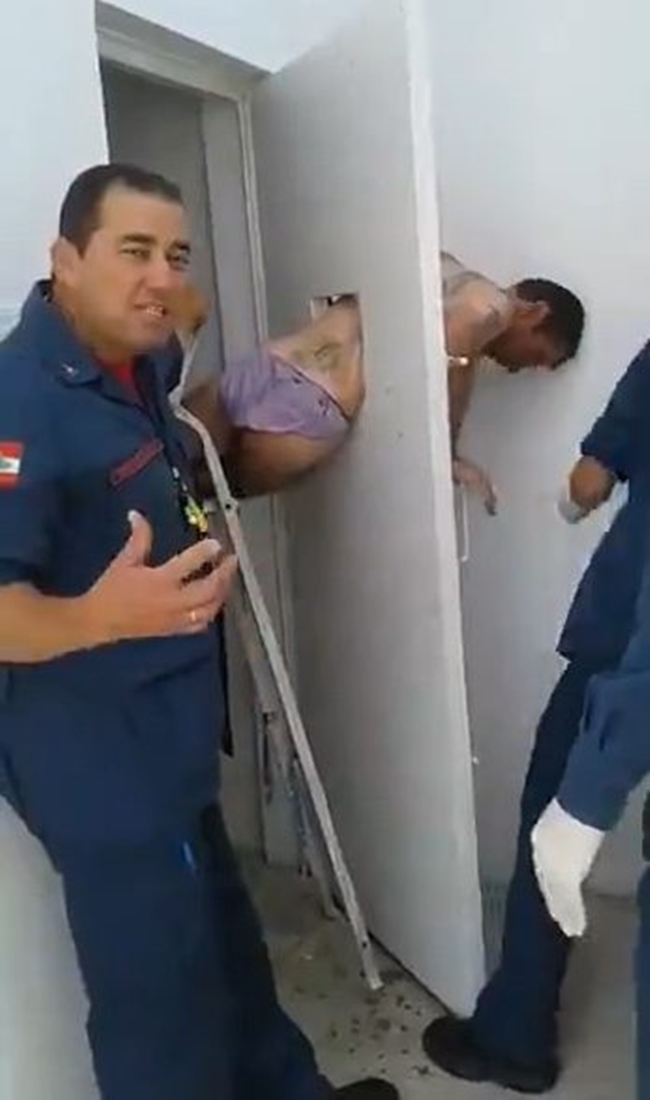 Кот застрял в двери. Застряла а двери. Девушка застряла в двери. Мальчик застрял в стене. Зафиксированная девушка.