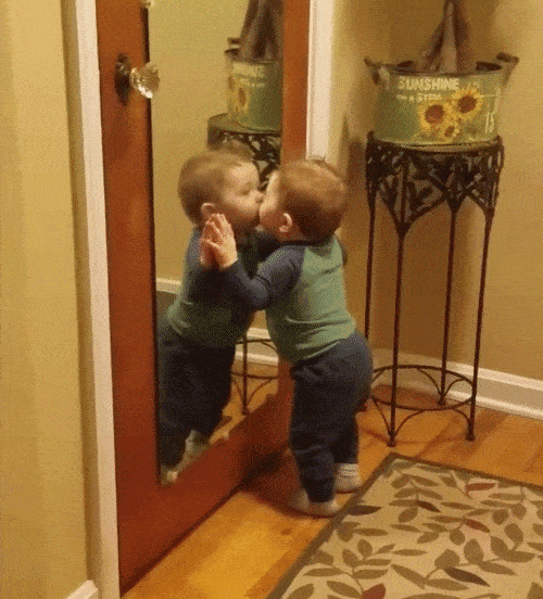 Em bé đáng yêu ôm lấy gương hôn ướt át suốt nửa tiếng đồng hồ không biết chán - Ảnh 2.