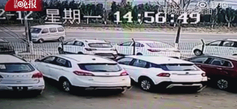 Đang chầm chậm quay đầu xe thì chiếc xe van đột nhiên bị chiếc Bentley đi ngược chiều đâm nát bét - Ảnh 2.
