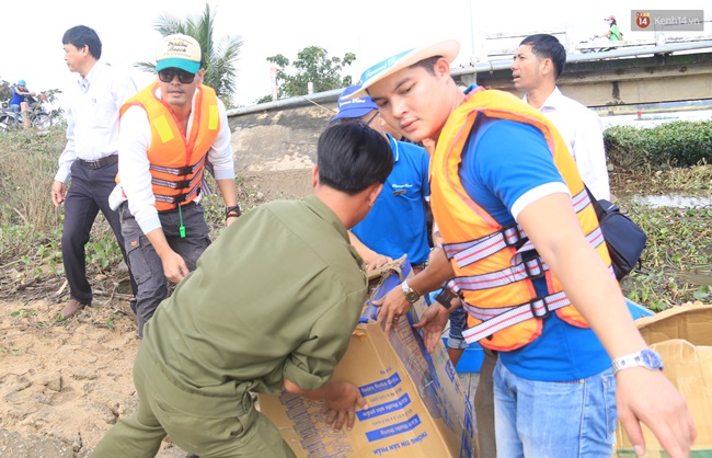 Chùm ảnh: MC Phan Anh kéo xe bò, đội mưa cứu trợ người dân vùng lũ - Ảnh 1.