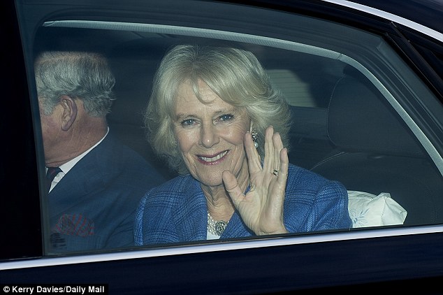 Hoàng tử bé đáng yêu cùng cha mẹ tới Cung điện Buckingham để ăn tối Giáng sinh với Nữ hoàng - Ảnh 4.