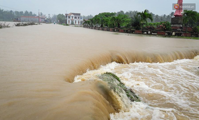 Chùm ảnh: Lũ lớn đổ về bất ngờ, hàng nghìn người dân Bình Định bị cô lập - Ảnh 2.