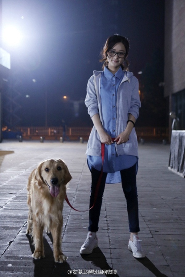 Triệu Lệ Dĩnh đáng yêu dắt cún đi dạo trong phim mới - Ảnh 2.