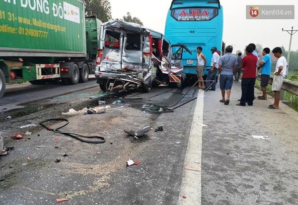 Ngh&ecirc;̣ An: Xe du lịch t&ocirc;ng xe kh&aacute;ch biến dạng, 11 người nhập viện - Ảnh 1.
