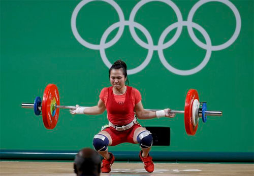 Nữ lực sĩ Việt Nam tan mộng huy chương Olympic vì quyết định khó hiểu của trọng tài - Ảnh 1.