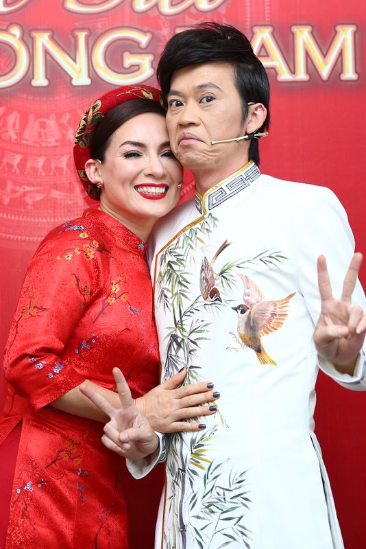 Ho&agrave;i Linh kiệt sức, nằm ngủ vật vờ ở phim trường - Ảnh 4.