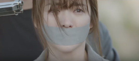 Song Hye Kyo bị đe doạ t&iacute;nh mạng trong trailer phim mới ngay lễ trao giải KBS - Ảnh 11.