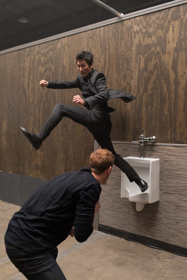 &ldquo;Ma c&agrave; rồng&rdquo; Kellan Lutz giải cứu Bruce Willis trong &ldquo;Extraction&rdquo; - Ảnh 6.