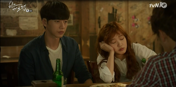 “Cheese In The Trap”: Bấn loạn trước nụ hôn “hụt” trên giường của Park Hae Jin - Ảnh 11.