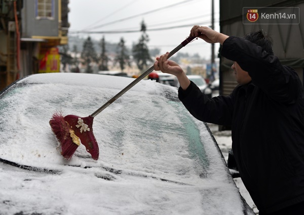 Dùng lò sưởi, dội nước ấm cho ô tô trong tuyết - Ảnh 10.