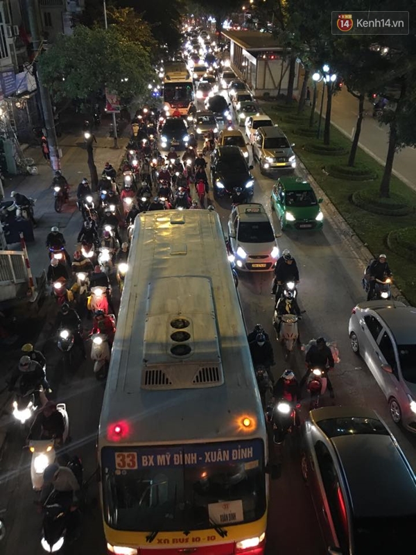 Đường phố Hà Nội lại tắc nghẽn nghiêm trọng vào giờ tan tầm - Ảnh 16.