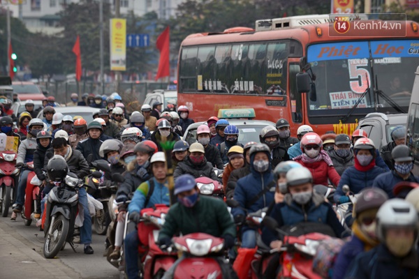 Người Hà Nội - Sài Gòn hối hả về quê nghỉ Tết sau buổi làm việc cuối cùng của năm - Ảnh 1.