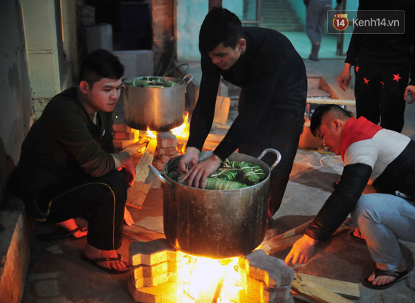 Những người lính cứu hỏa quây quần bên nhau gói bánh chưng ở Hà Nội - Ảnh 10.